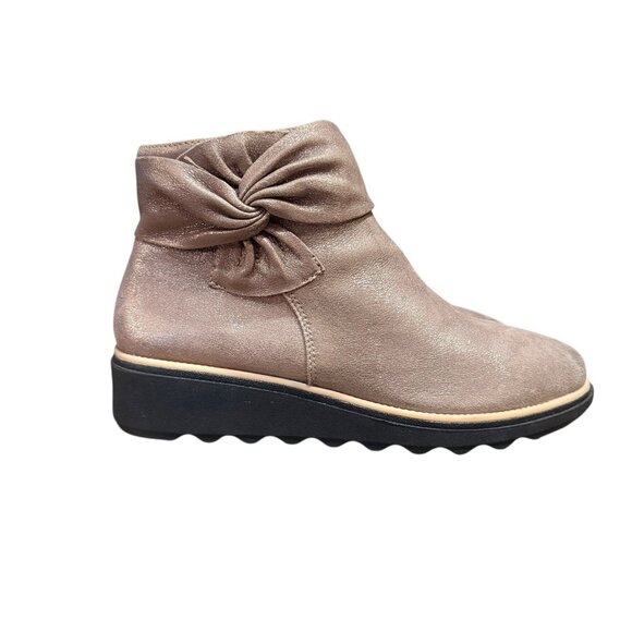 Clarks Pewter Metallic Leather Sharon Salon Bow Comfort Ankle Boots Size 7 - Picture 1 of 5